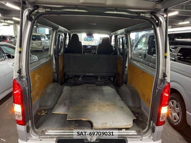 Toyota HIACE VAN 2022-04 8854042-2
