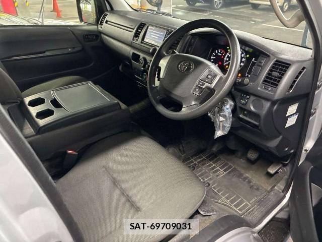 Toyota HIACE VAN 2022-04 8854042-3
