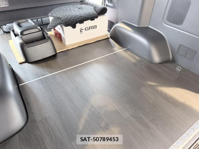 Toyota HIACE VAN 2024-04 8855451-11