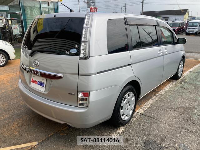 Toyota ISIS 2011-09 8854980-1