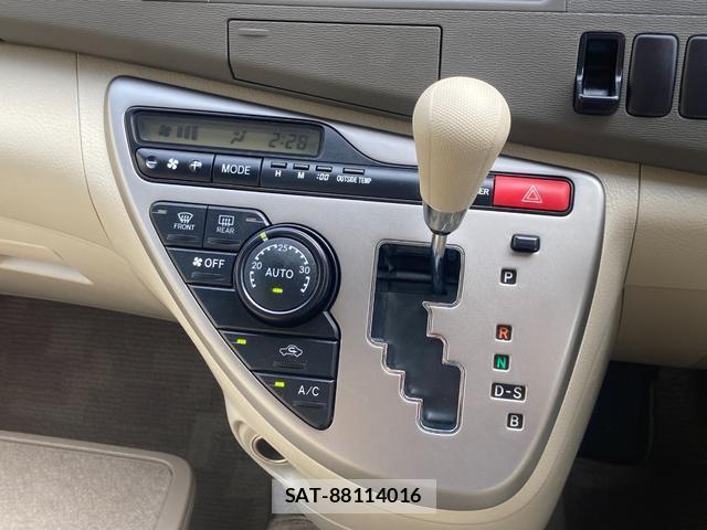Toyota ISIS 2011-09 8854980-10