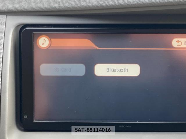 Toyota ISIS 2011-09 8854980-12