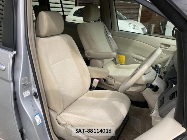 Toyota ISIS 2011-09 8854980-15