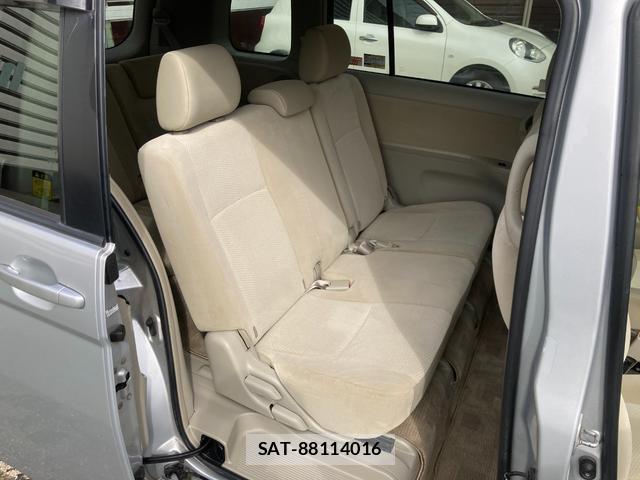 Toyota ISIS 2011-09 8854980-16