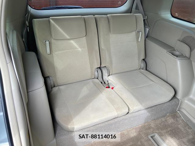 Toyota ISIS 2011-09 8854980-17