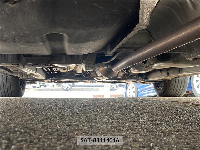Toyota ISIS 2011-09 8854980-19