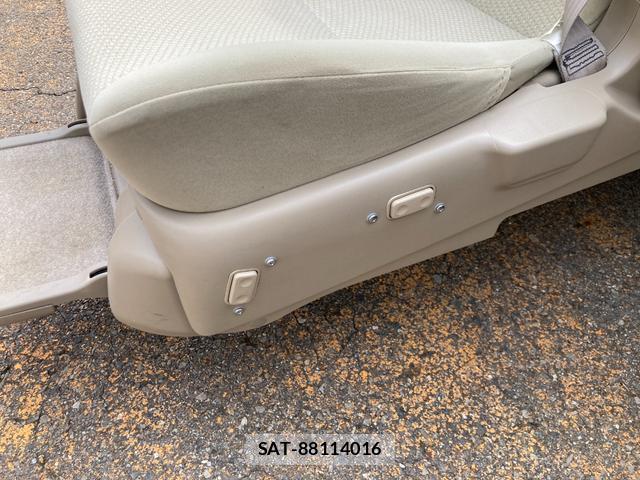 Toyota ISIS 2011-09 8854980-5