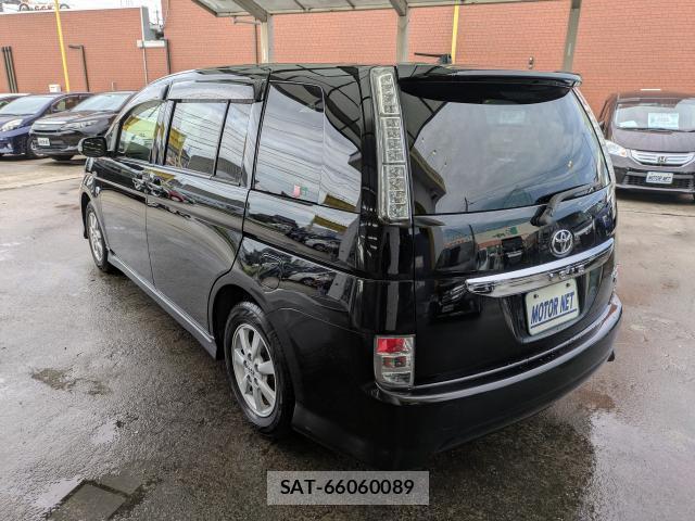 Toyota ISIS 2012-07 8855130-10