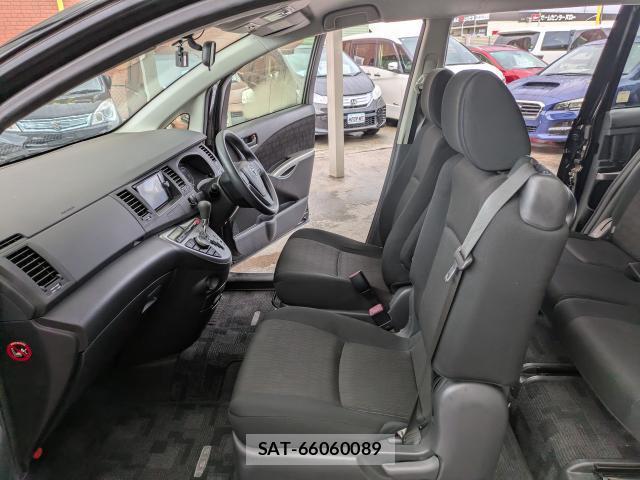 Toyota ISIS 2012-07 8855130-14