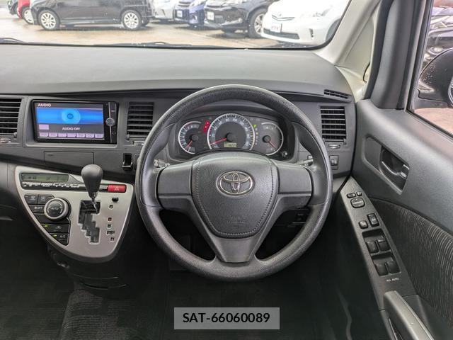 Toyota ISIS 2012-07 8855130-17
