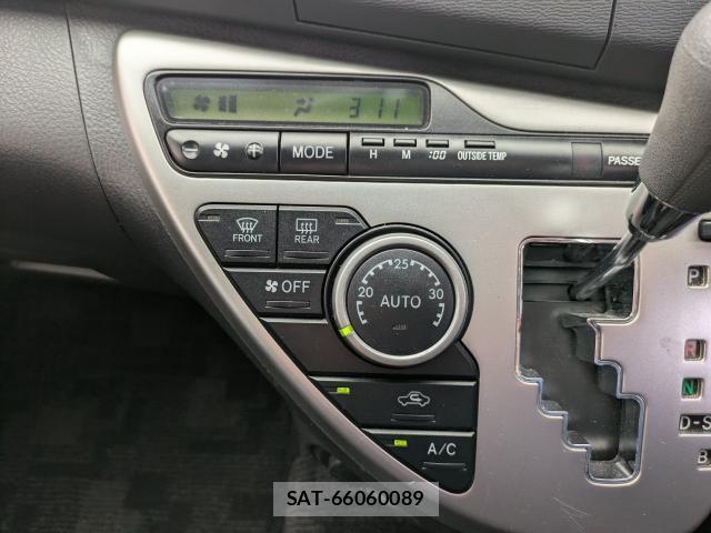 Toyota ISIS 2012-07 8855130-19