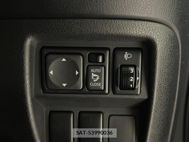 Nissan JUKE 2012-04 8855642-9