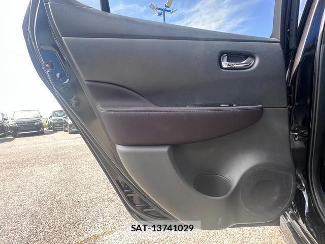 Nissan LEAF 2022-01 8854939-12