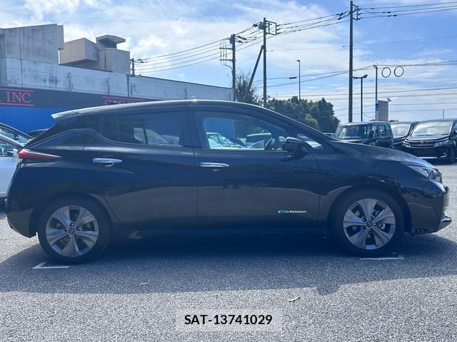 Nissan LEAF 2022-01 8854939-4