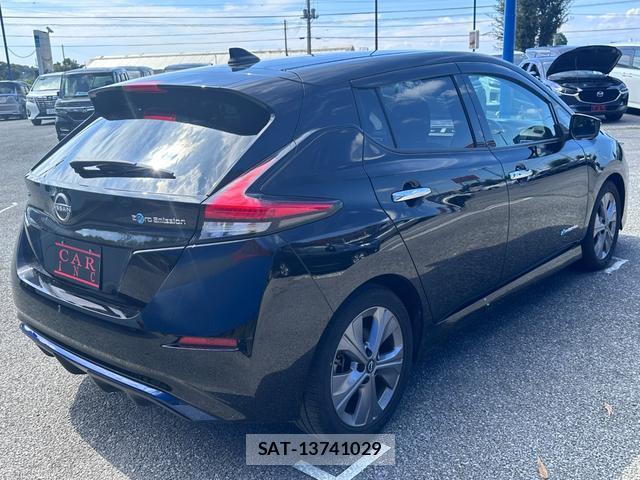 Nissan LEAF 2022-01 8854939-5
