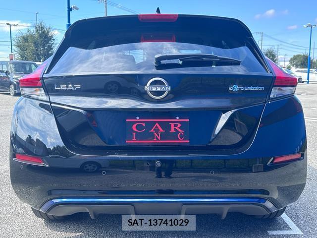 Nissan LEAF 2022-01 8854939-6