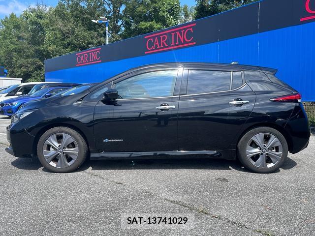 Nissan LEAF 2022-01 8854939-8