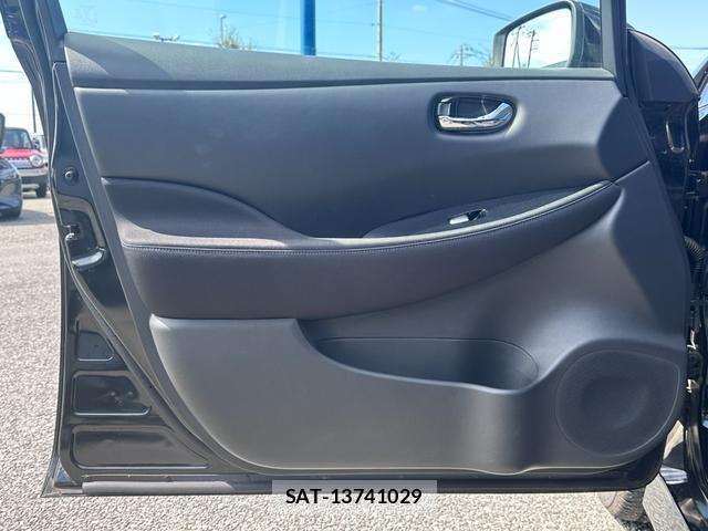 Nissan LEAF 2022-01 8854939-9