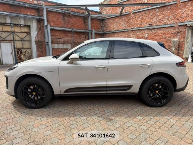 Porsche MACAN 2023-04 8853983-5
