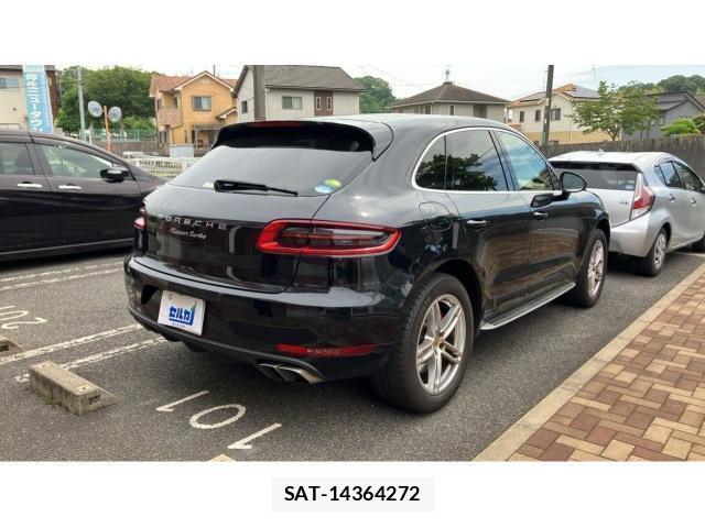 Porsche MACAN 2016-01 8854953-12