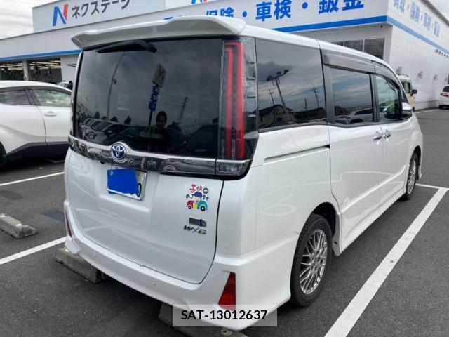Toyota NOAH 2021-06 8853870-1