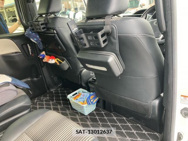 Toyota NOAH 2021-06 8853870-11