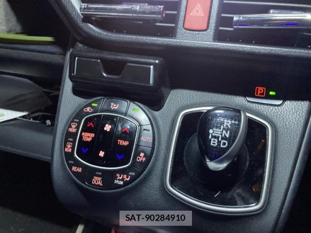 Toyota NOAH 2015-07 8854420-10