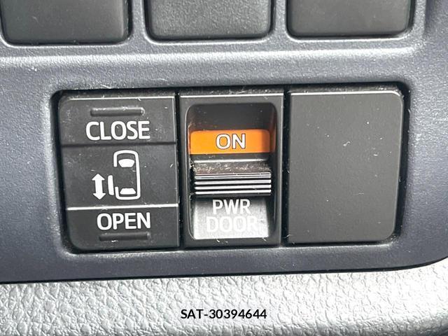 Toyota NOAH 2014-11 8854584-5