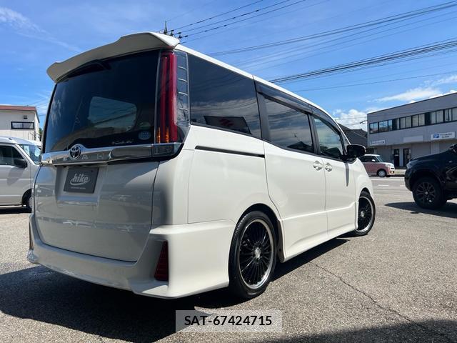 Toyota NOAH 2017-11 8854859-1