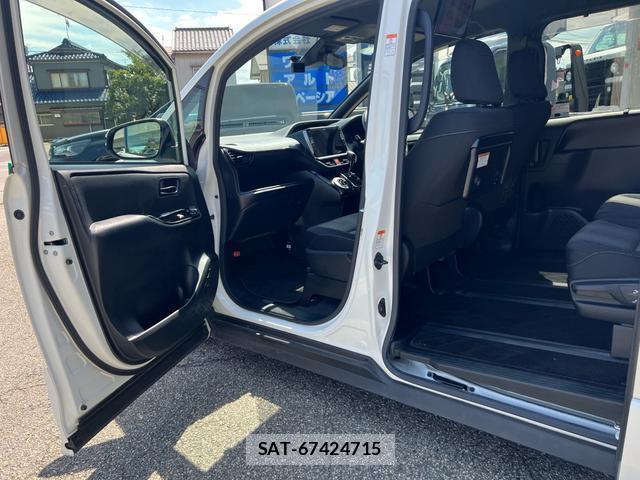 Toyota NOAH 2017-11 8854859-12