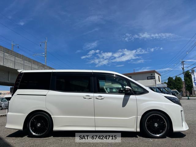 Toyota NOAH 2017-11 8854859-4