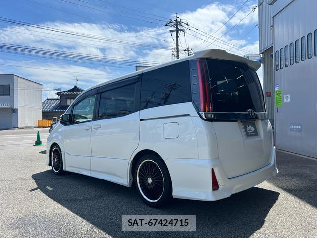 Toyota NOAH 2017-11 8854859-6