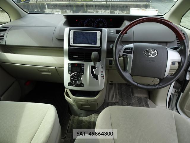 Toyota NOAH 2012-06 8854989-3