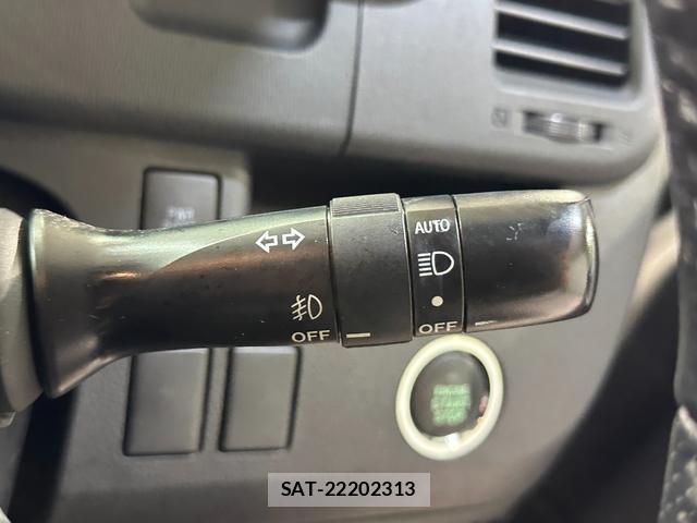 Toyota NOAH 2010-12 8855116-11
