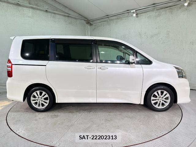 Toyota NOAH 2010-12 8855116-3