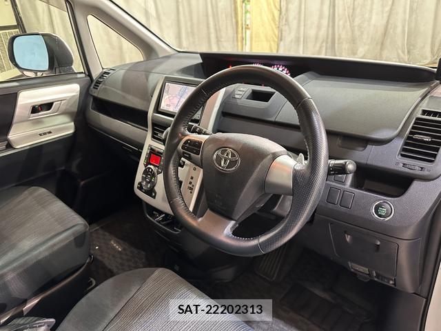 Toyota NOAH 2010-12 8855116-8