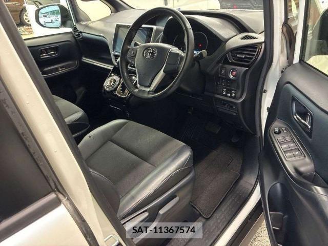 Toyota NOAH 2017-04 8855569-9
