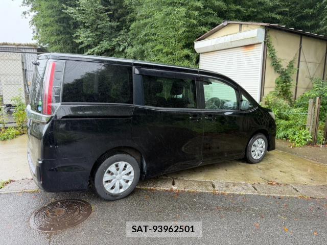 Toyota NOAH 2018-12 8856417-1