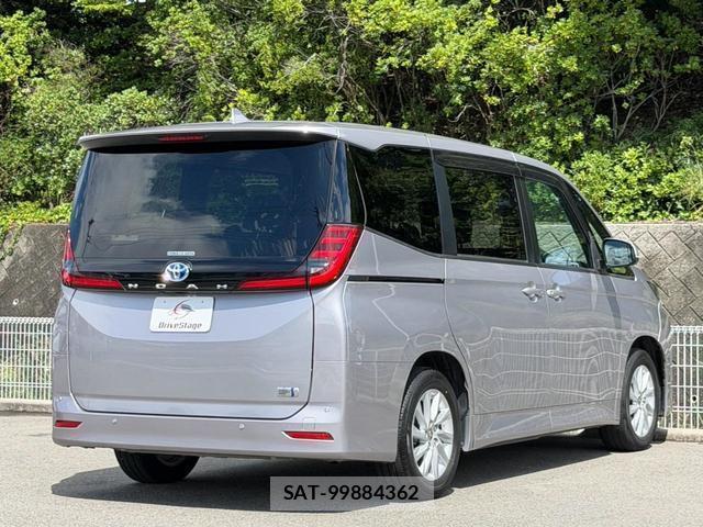 Toyota NOAH 2024-02 8856493-4
