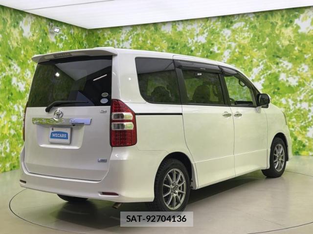 Toyota NOAH 2011-08 8856855-2
