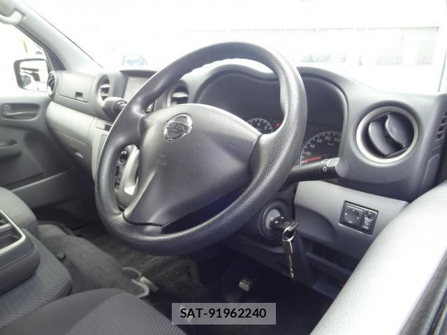 Nissan NV350 Caravan 2012-08 8855092-11