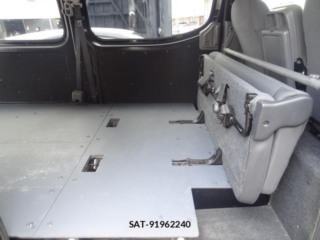 Nissan NV350 Caravan 2012-08 8855092-13