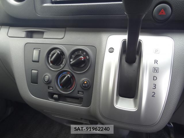 Nissan NV350 Caravan 2012-08 8855092-17