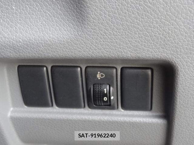 Nissan NV350 Caravan 2012-08 8855092-19