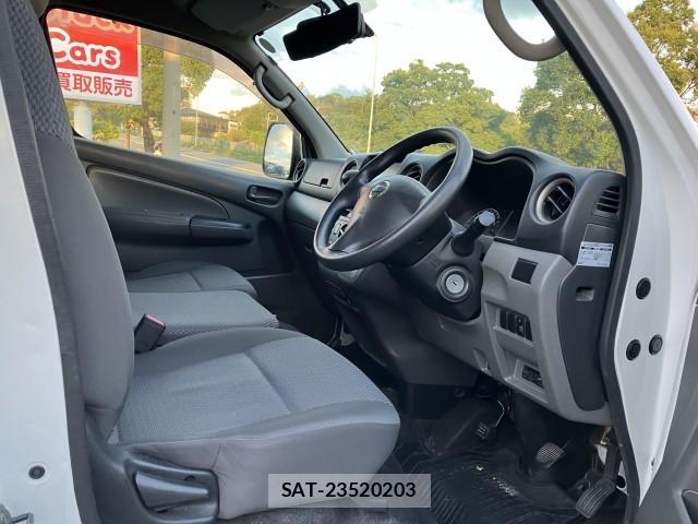 Nissan NV350 Caravan 2014-06 8856143-5