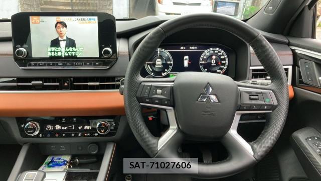 Mitsubishi OUTLANDER PHEV 2022-08 8855411-16