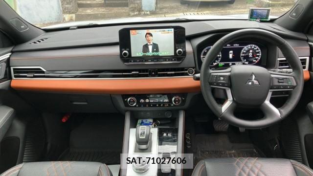 Mitsubishi OUTLANDER PHEV 2022-08 8855411-2