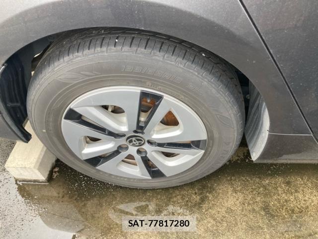 Toyota PRIUS 2017-05 8855690-9