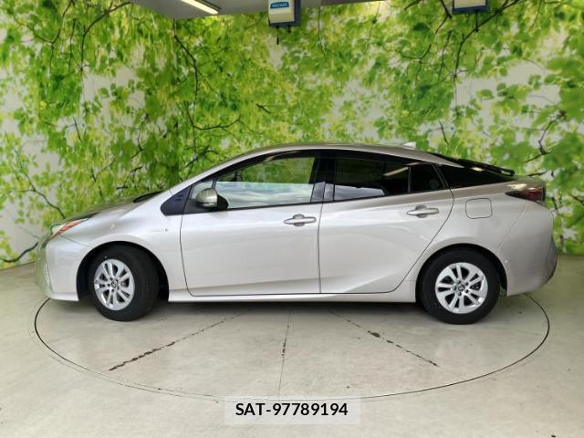 Toyota PRIUS 2018-03 8856003-1