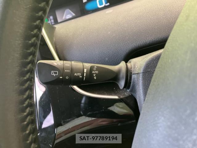 Toyota PRIUS 2018-03 8856003-15